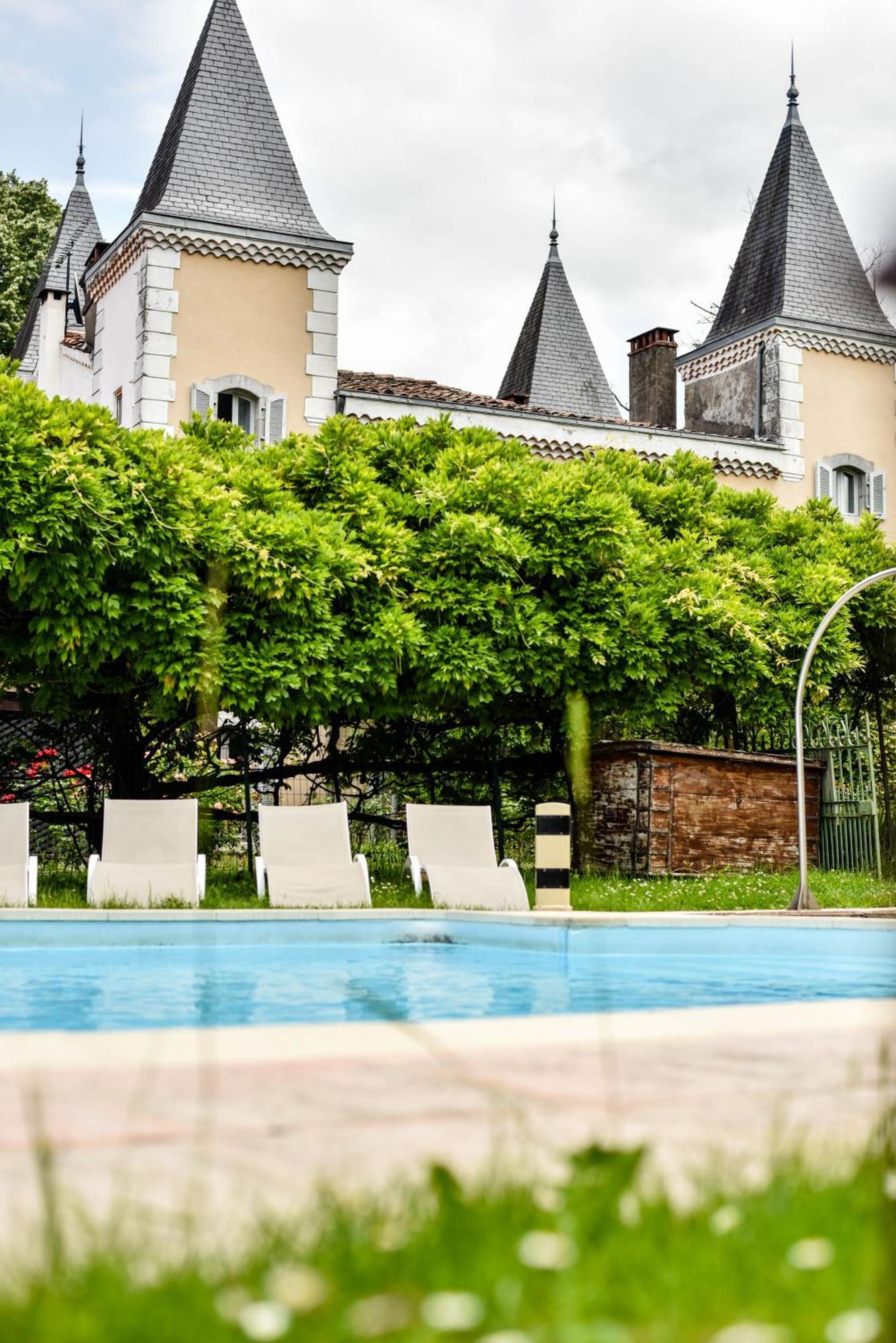 Hotel Logis - Chateau De Beauregard Сен-Жирон Экстерьер фото